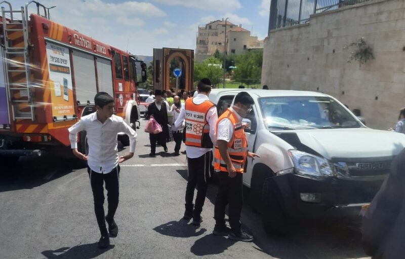 Volunteers of United Hatzalah at the scene of the accident
