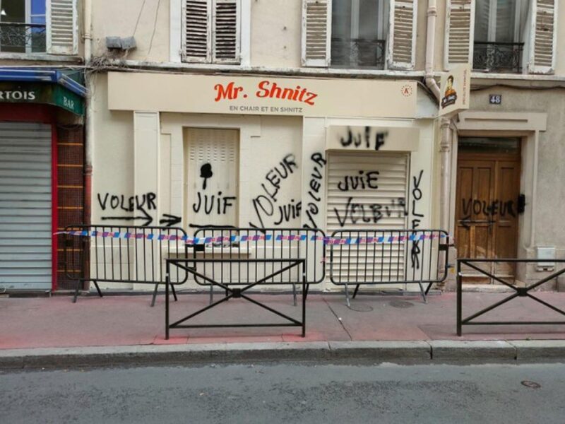 The vandalized restaurant near Paris * Photo: Olivier Faure