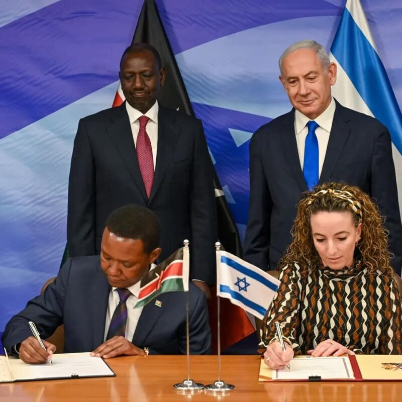Minister Silman signs an agreement with Kenya with Israeli Prime Minister Benjamin Netanyahu looking on
