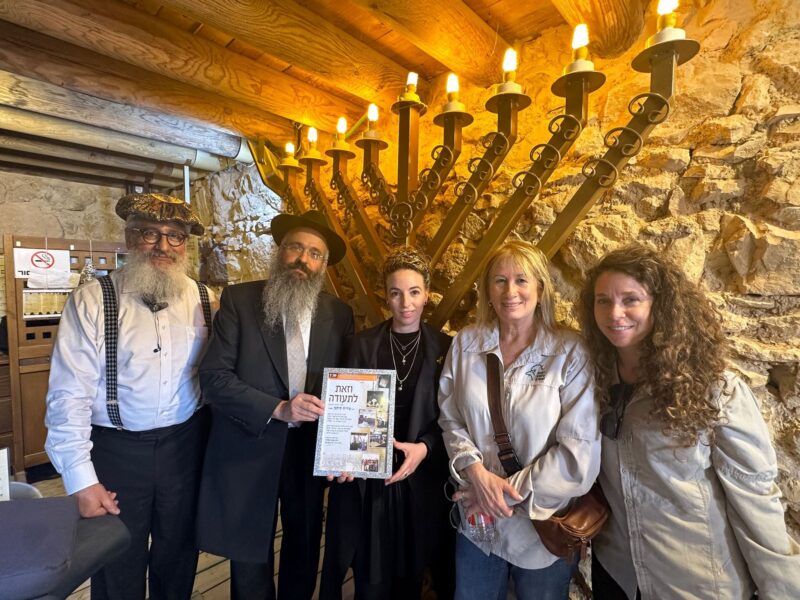 Minister Silman receives an award by Rabbi Shimon Elharar, Chabad Shliach in the Dead Sea and Masada 
