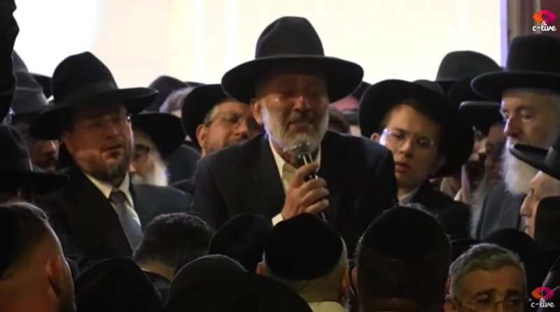 Rabbi Deri's brother Aryeh Deri, Chairman of the Shas party, during his eulogy