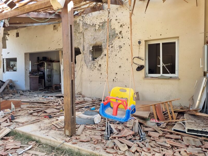 The courtyard of a destroyed home after the attack * Photo: Yoav Keren