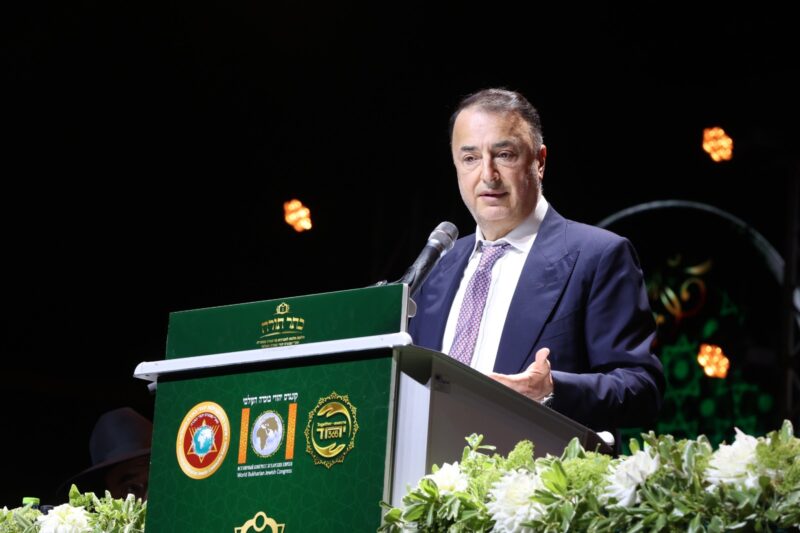 Philanthropist Lev Leviev speaks at the Keser Torah event in the past * Photo: Yaakov Cohen