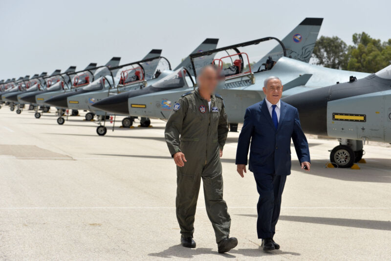 Prime Minister Benjamin Netanyahu and a member of Israel’s Air Force (GPO)