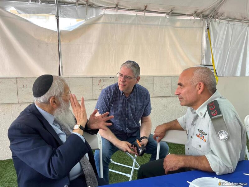 Rabbi Lipskar speaks with Col. Golan Vach, left, who led a unit of the Israel Defense Forces that specializes in search and rescue operations during rescue efforts in Surfside.