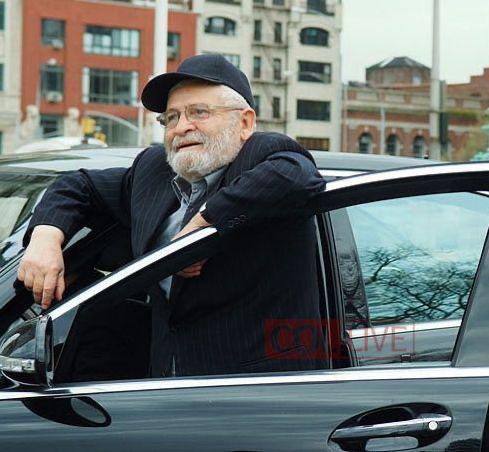 Drizin Gives Pesach Bonus to 85 Crown Heights Kollel Members