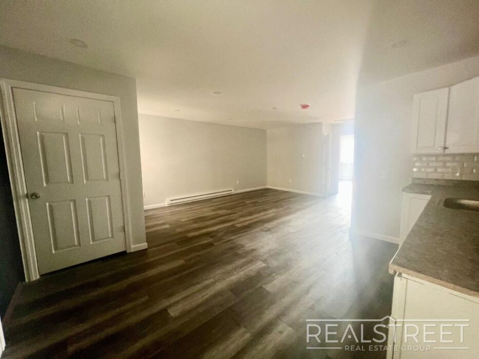 BRAND NEW HOUSE FOR RENT IN CH! PRIVATE PARKING AND YARD! Crown