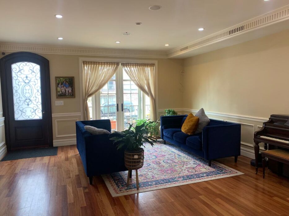 5 bedroom house available for short term rent. Crown Heights Show