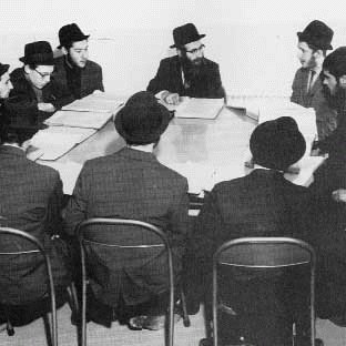 early years rabbi hendel teaches shiur