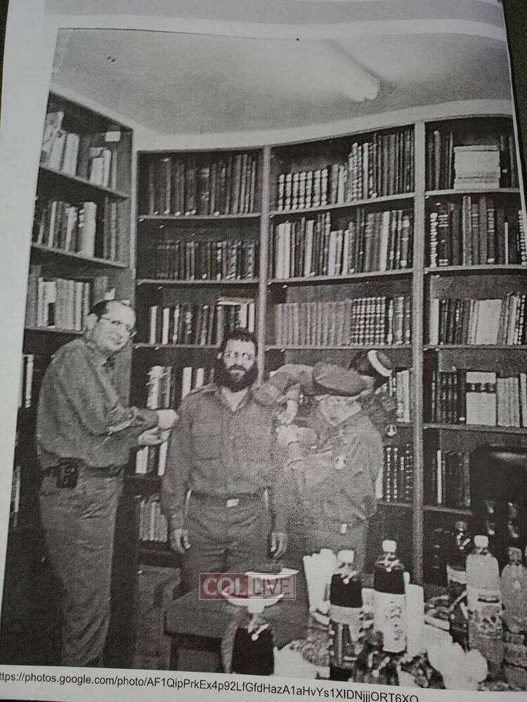 Rabbi Weinfeld receiving a rank from the Chief Rabbi of the Tzahal Gad Navon OBM