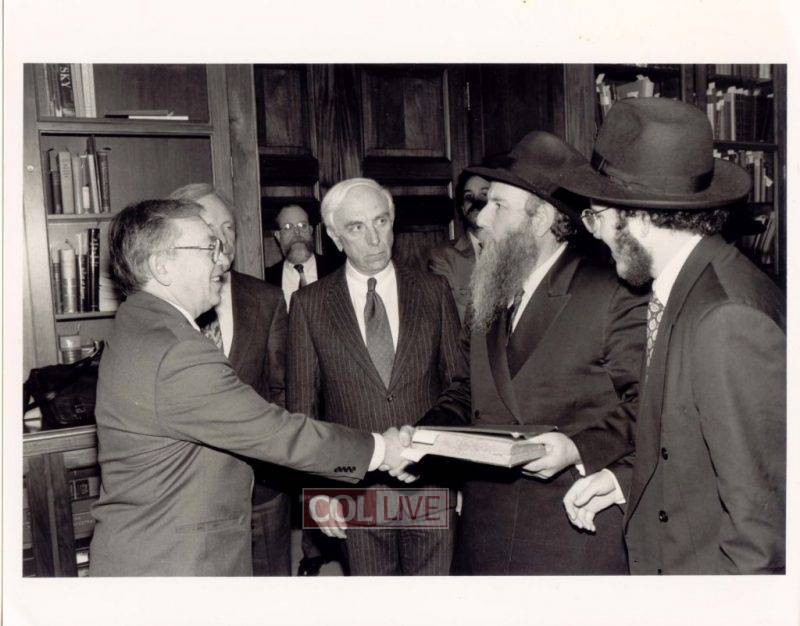 Rabbi Cunin presenting a Tanya to Russian Ambassador Lukin in 1994, Library of Congress