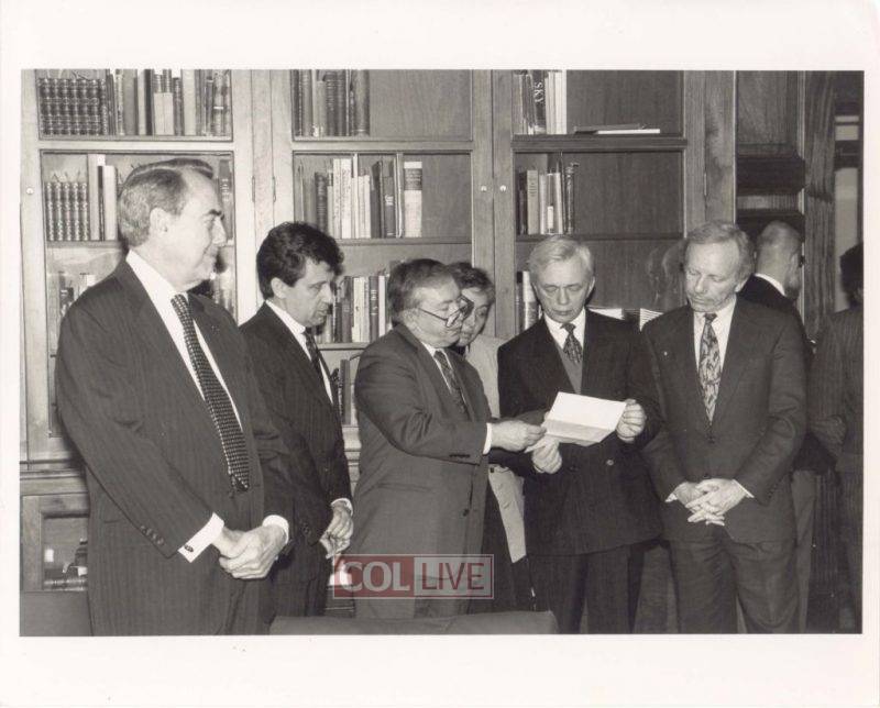 Senators Dole, Lieberman, and Lukin reading a letter chaim nochun Cunin put together about the seforim
