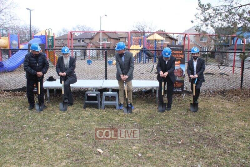 Left to right, Murray Goldman, Rabbi Grossbaum, Peter Kent, MP, Yisroel Idels, Yitzchok Grossbaum<br />
