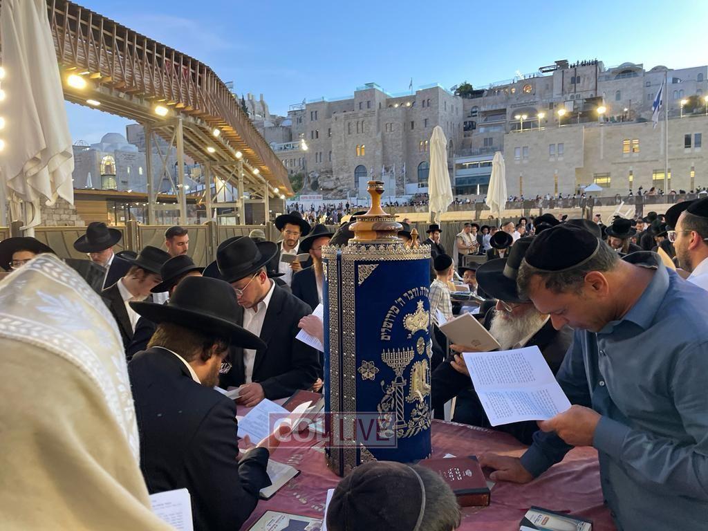 17 Tammuz Fast at the Kotel In Jerusalem