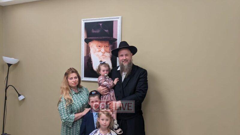Rabbi Yitzchak Mendel Wagner with his family, in the home of R’Shemtov