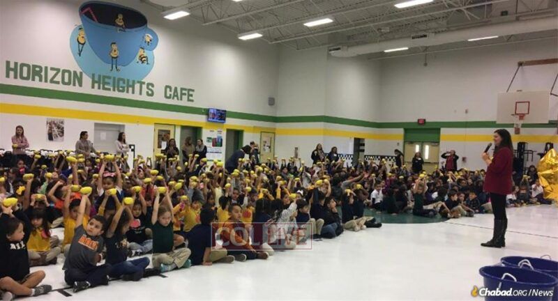 Students at Horizon Heights Elementary School in El Paso, Tex., hold up their filled ARKs<br />
