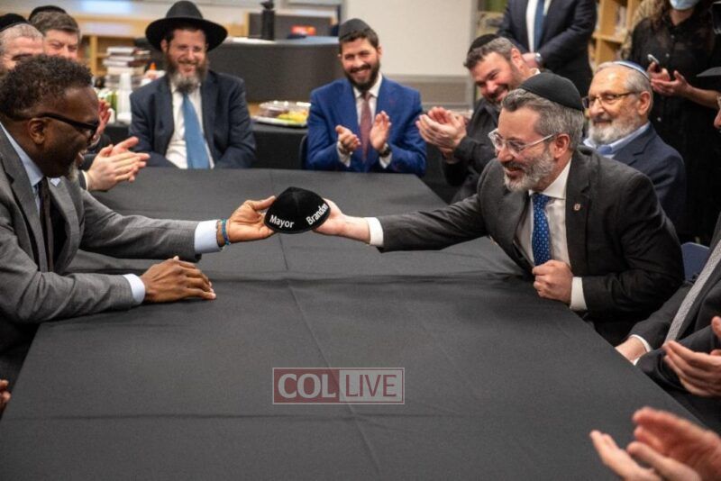 Rabbi Shlomo Soroka presenting Mayor-elect Johnson with a personalized yarmulka