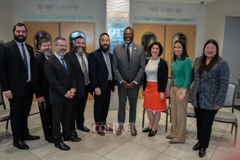 L-R: Rabbi Ari Strulowitz, Mr. Moshe Davis, Rabbi Shlomo Soroka, Rabbi Shmuel Tenenbaum, Rabbi Nosson Muller, Mayor-elect Brandon Johnson, Alderman Debra Silverstein, Alderman Samantha Nugent, Cook County Commissioner Josina Morita