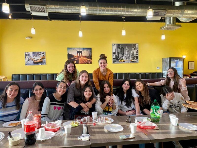 Shaina Welner (center) with friends at a kosher pizza shop in Phoenix