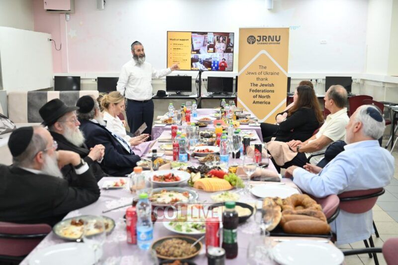 Rabbi Shlomie Peles briefs Federations leaders about Chabad humanitarian relief in Ukraine.<br />
