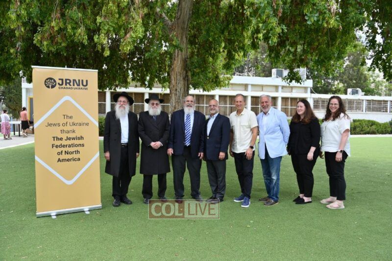Federation Leaders welcomed at Chabad School in Ashkelon,<br />
right to left<br />
Rina Goldberg, Assistant Vice President, JFNA<br />
Shira Hutt, Senior VP, JFNA<br />
Eric Fingerhut, President of JFNA<br />
David Heller, National Campaign Chair<br />
David Warren, President Jewish Federation of Hartford<br />
Rabbi Dovid Eliezrie, California<br />
Rabbi Mendel Lieberman, Ashkelon<br />
Rabbi Nechemia Wilhelm, Ashkelon<br />
