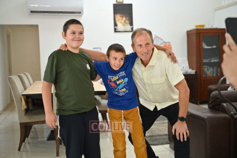 David Heller, all smiles with two Ukrainian children who had a bris the day before.<br />

