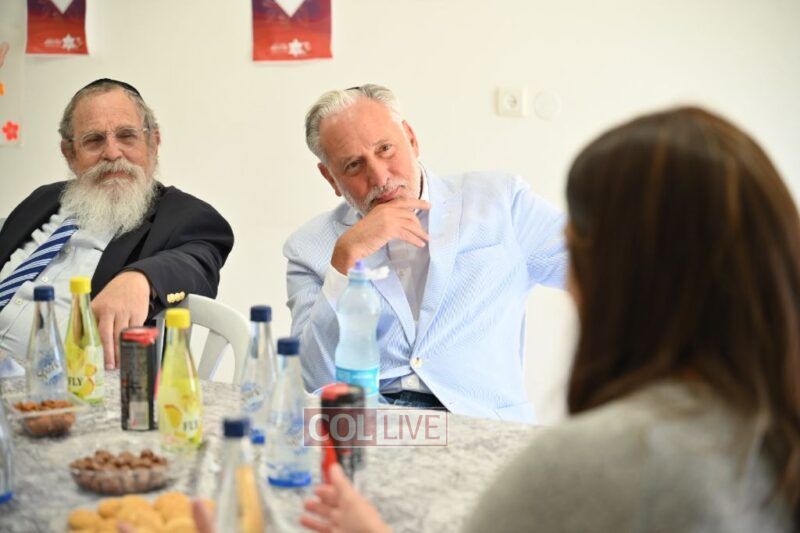 Malkie Bukiet briefs Eric Fingerhut CEO of the Jewish Federations and Rabbi Dovid Eliezrie about the Ukrainian Jewish refugees in Ashkelon<br />
