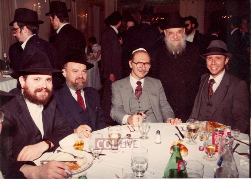 (l-r) Reb Chesed Halberstam, Reb Sholom Ber Gansburg, Dr. Howard Rozen, Rabbi Shneur Zalman Gurary, standing, and  Dr. Ira Weiss, at the wedding of Rivkah Sternberg and Aaron Slonim.<br />
