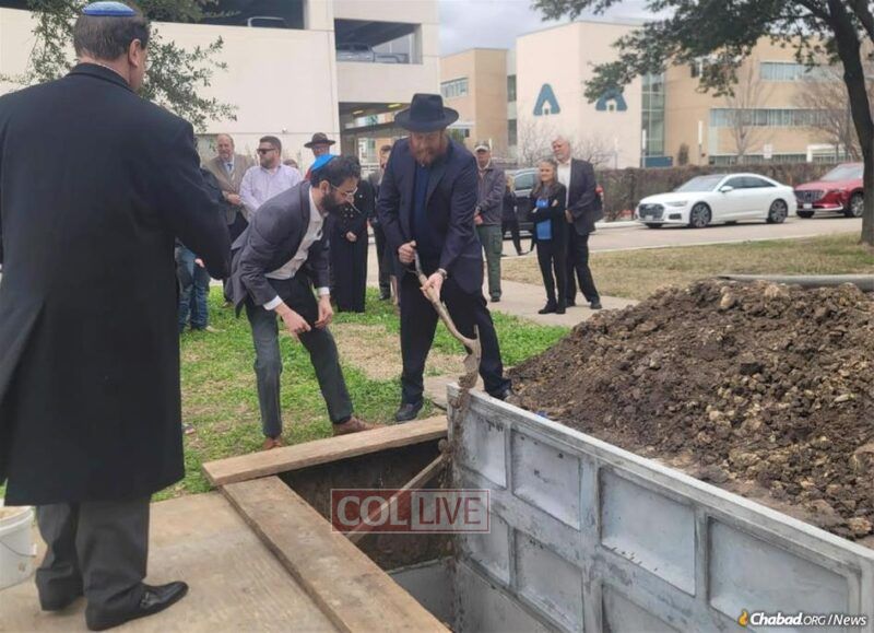 Rabbi Dovid Goldstein of Chabad of West Houston supervises the burial of his uncle, Danny Carson, who was to be cremated.<br />
