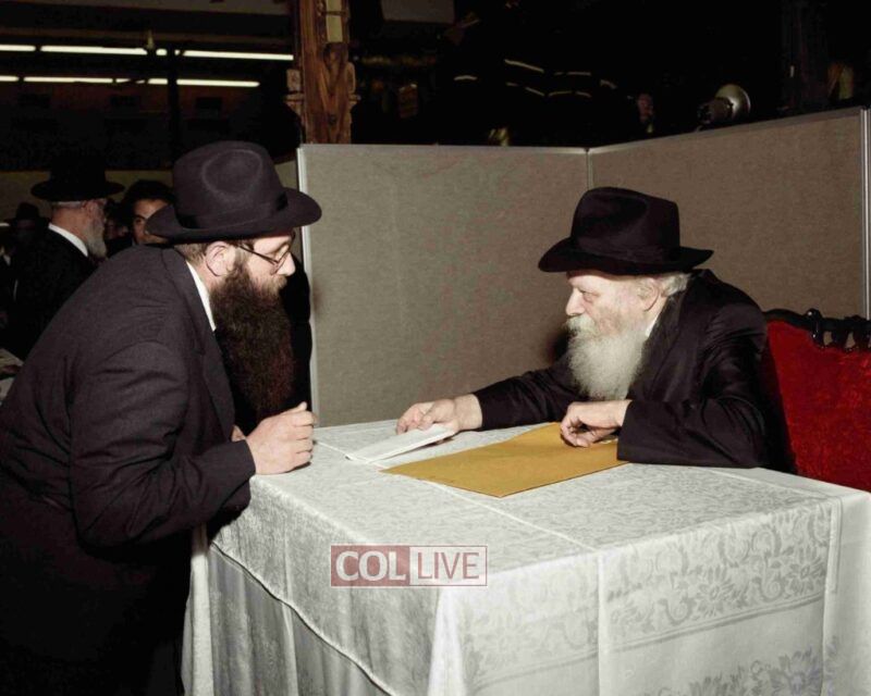 The Rebbe speaking with Rabbi Sholom Duchman - Director of Colel Chabad.<br />
<br />
