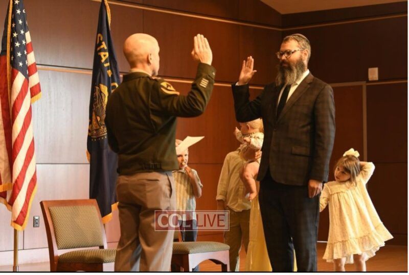 Rabbi Menachem Orenstein sworn in as a chaplain in the Oregon Army National Guard<br />

