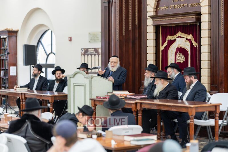 Rabbi Yitzchok Raitport delives the shiur kloli