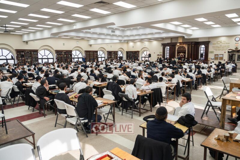 Some 400 bochurim were in attendance at the Oholei Torah Zal