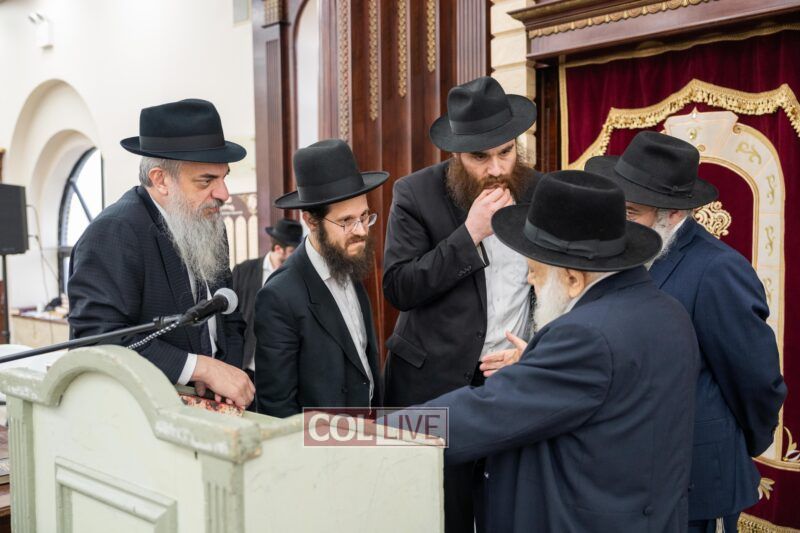 Following the shiur, Rabbi Raitport continued to discuss the learning