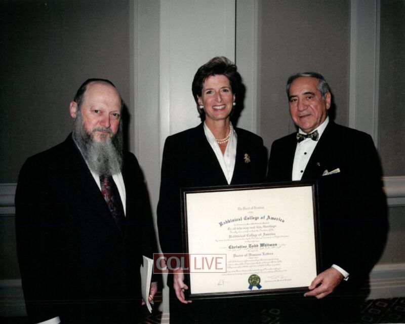 Rabbi Herson presents NJ governor Christine Todd Whitman with an honorary degree<br />
from the Rabbinical College of America. (Credit: Rabbinical College of America)