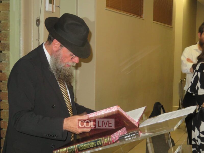 Rabbi Yossy Goldman making the Siyum masechta Bava Metziyah