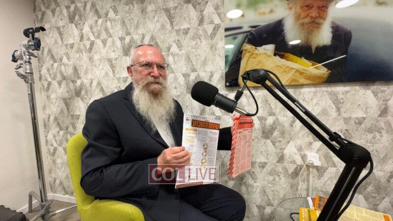 Sichat Hashavua editor Menachem Brod holds issue number 2000