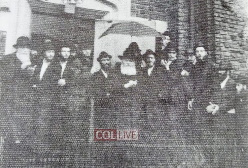 The Rebbe standing in front of 770 Eastern Parkway, seeing off the group to Australia