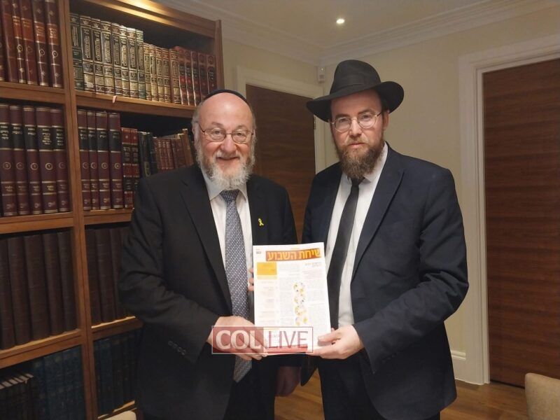 London Shliach Rabbi Schneor Glitzenstein presents issue #2000 to British Chief Rabbi Ephraim Mirvis