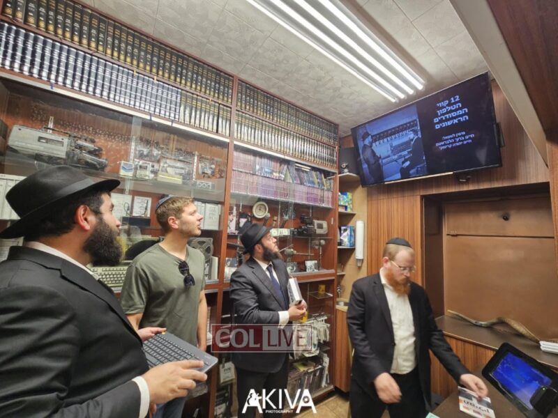 Yair Netanyahu in the WLCC room managed by Rabbi Mendel Aizenbach (right)