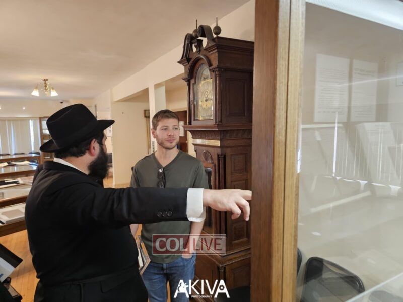 Yair Netanyahu visits the Rebbe's Library adjacent to 770