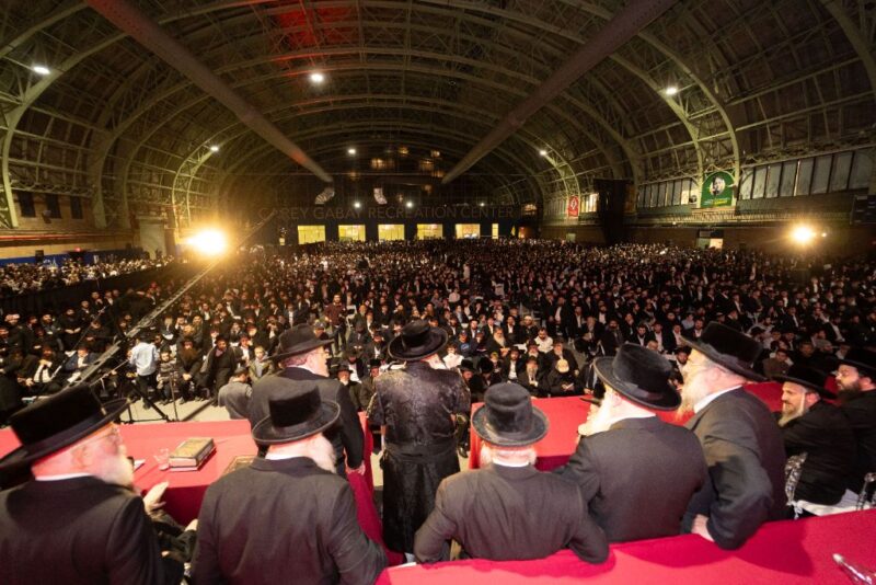 Large crowd at the Siyum HaRambam<br />
