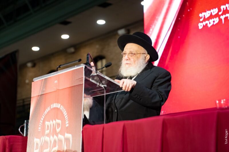 Rabbi Yitzchok Raitport, head of the Kolel Limetzuyanim<br />
<br />
