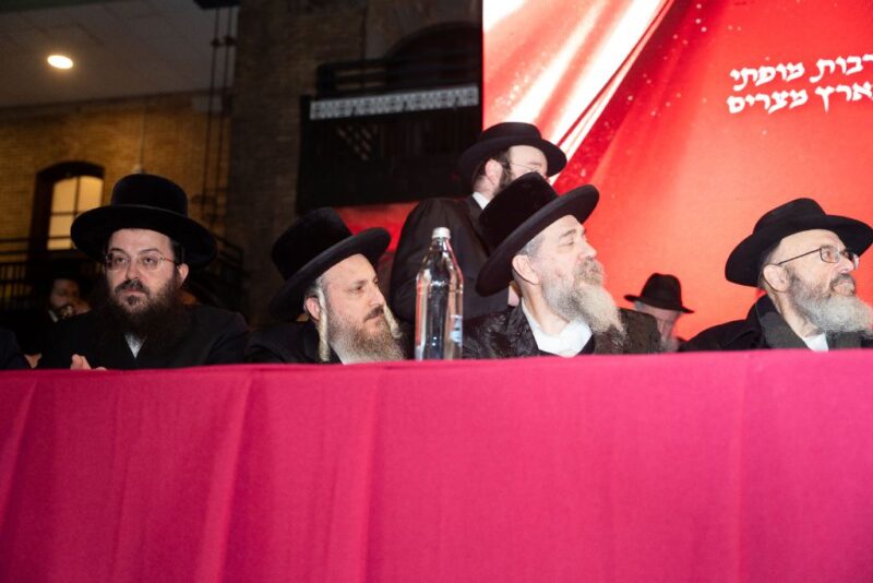 L-R: Rabbi Shlomo Appel, Av Beis Din of Svaliva; Rabbi Naftali Glantz, Av Beis Din Kehal Chassidim, Elad; Stretiner Rebbe; Rabbi Berel Feinstein, Rosh Yeshiva of Mesivta Tiferes Yerushalayim