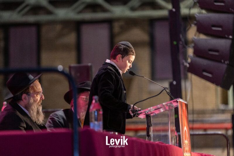 Hatamim Mendel Roitblat, making a Siyum on the Sefer Hamitzvos<br />
<br />
