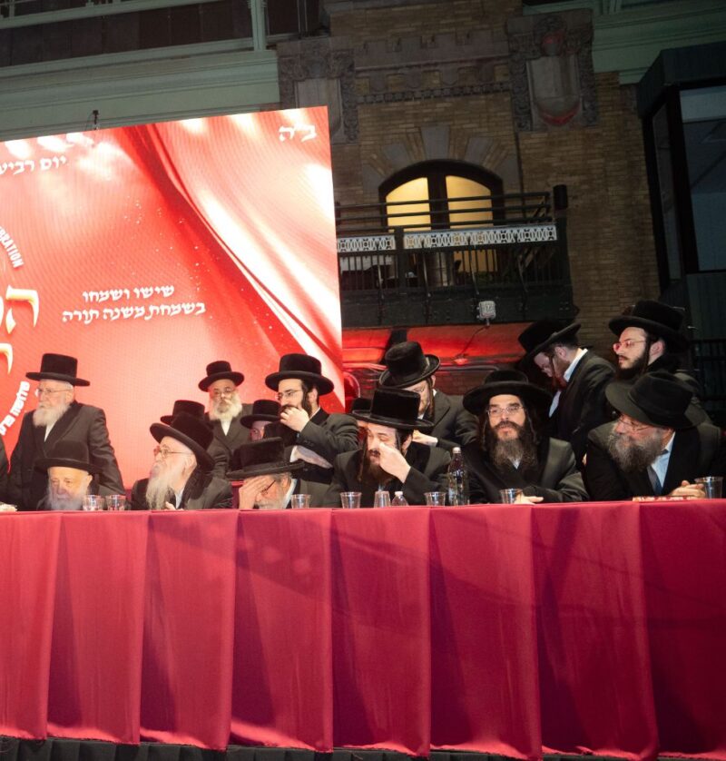 L-R: Rabbi Yitzchok Hershkowitz, Klausenberg Dayan; Rabbi Leibel Williger, Rosh Kollel Torah Vodaath; Rabbi Lipa Hager, representative and oldest grandson of Vizhnitzer Rebbe; Rabbi Moshe Hersh Meisels, Rov of K'hal Yereim Sea Gate.<br />
Seen are Rabbi Yitzchok and Rabbi Mordechai Twersky, sons of the Skver Rebbe of Boro Park<br />
