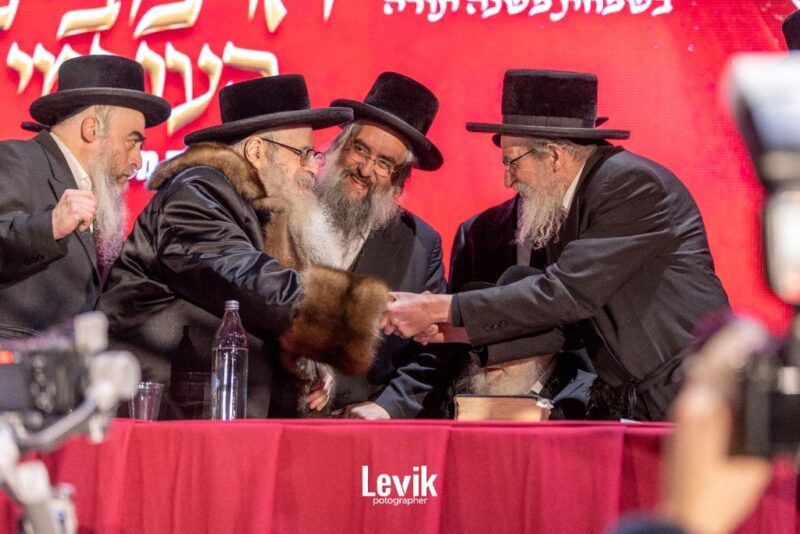 Rabbi Leibel Williger greets the Klausenberger Rebbe together with noted Askan Rabbi Chaim Yankel Leibowitz