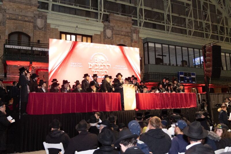 The head table during the Siyum by the Rachmistrivka Rebbe of Oak and Vine<br />
