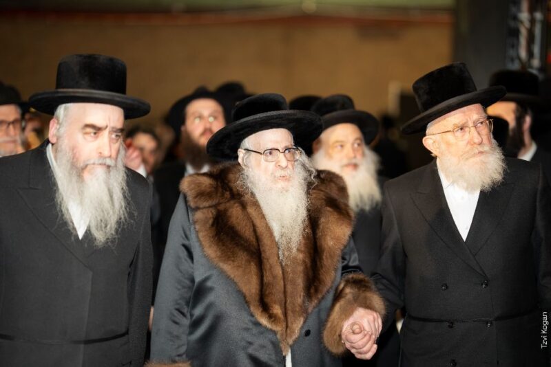 The Klausenberger Rebbe entering the hall of the International Siyum Harambam