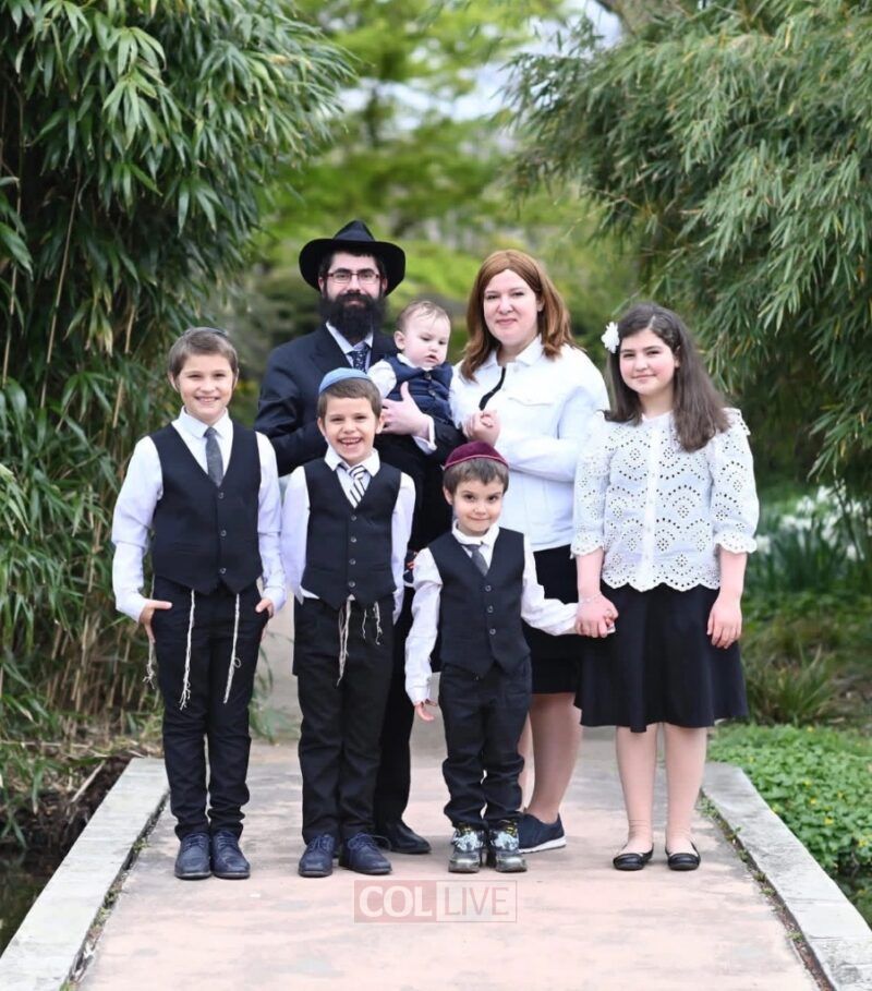 Shluchim Rabbi Avraham and Chana Golovacheov and their family in a 2022 photo 
